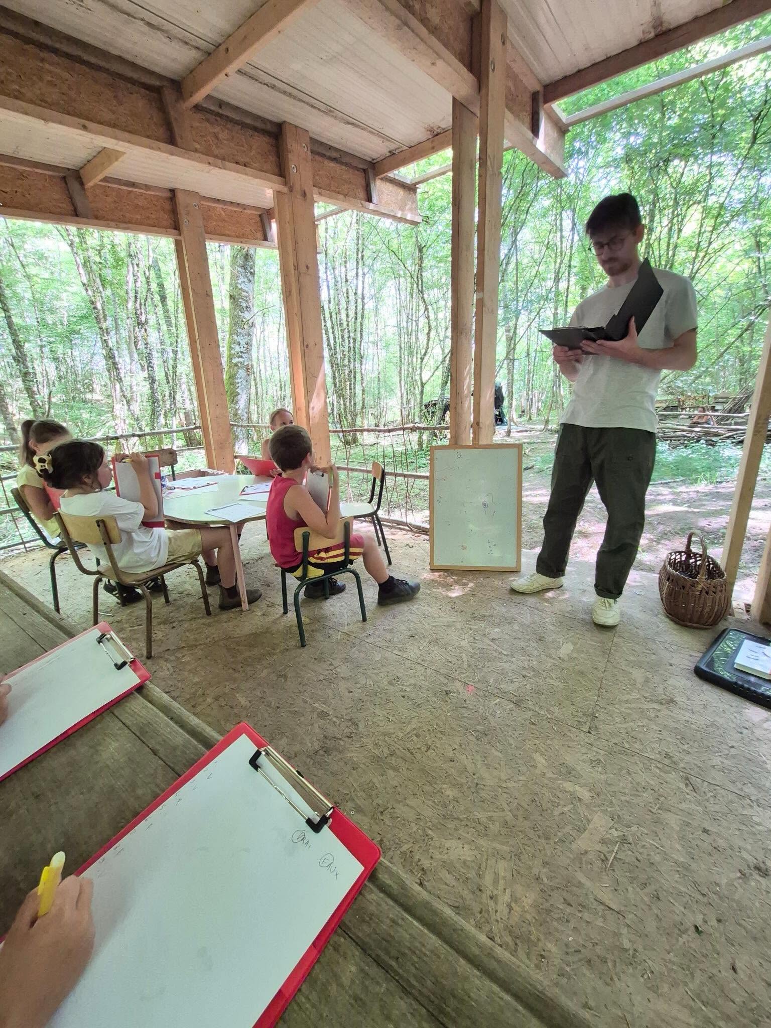École de la forêt, proche Avallon, en Bourgogne (Yonne). Un enseignant dans une école alternative de la forêt. Pédagogie Montessori, Freinet et PPN dans une école privée.